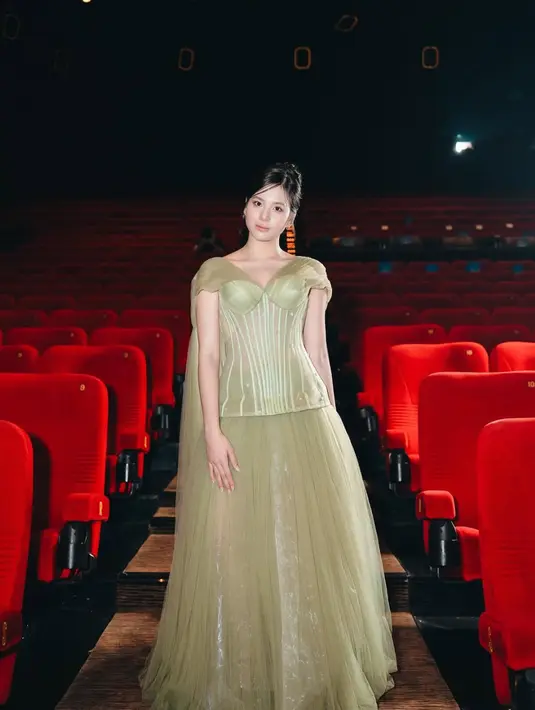 Zee mengenakan corset gown dengan siluet ball gown modern. Bagian atasnya berbentuk structured corset dengan garis vertikal (boning) yang memberi efek tubuh lebih ramping dan tegas. Detail sheer (transparan) dengan lining tipis membuatnya terlihat elegan sekaligus ringan.  [@snap.nuel]