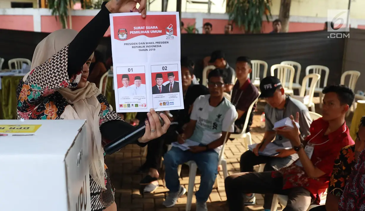 Petugas menunjukkan surat suara Pemilu 2019 di TPS 079 Panti Sosial Bina Laras Harapan Sentosa 2, Jakarta, Rabu (17/4). Di TPS tersebut, pasangan nomor urut 01 memperoleh 61 suara, pasangan nomor urut 02 memperoleh 55 suara, sementara suara tidak sah sebanyak 88 suara. (Liputan6.com/Immanuel Antoniu