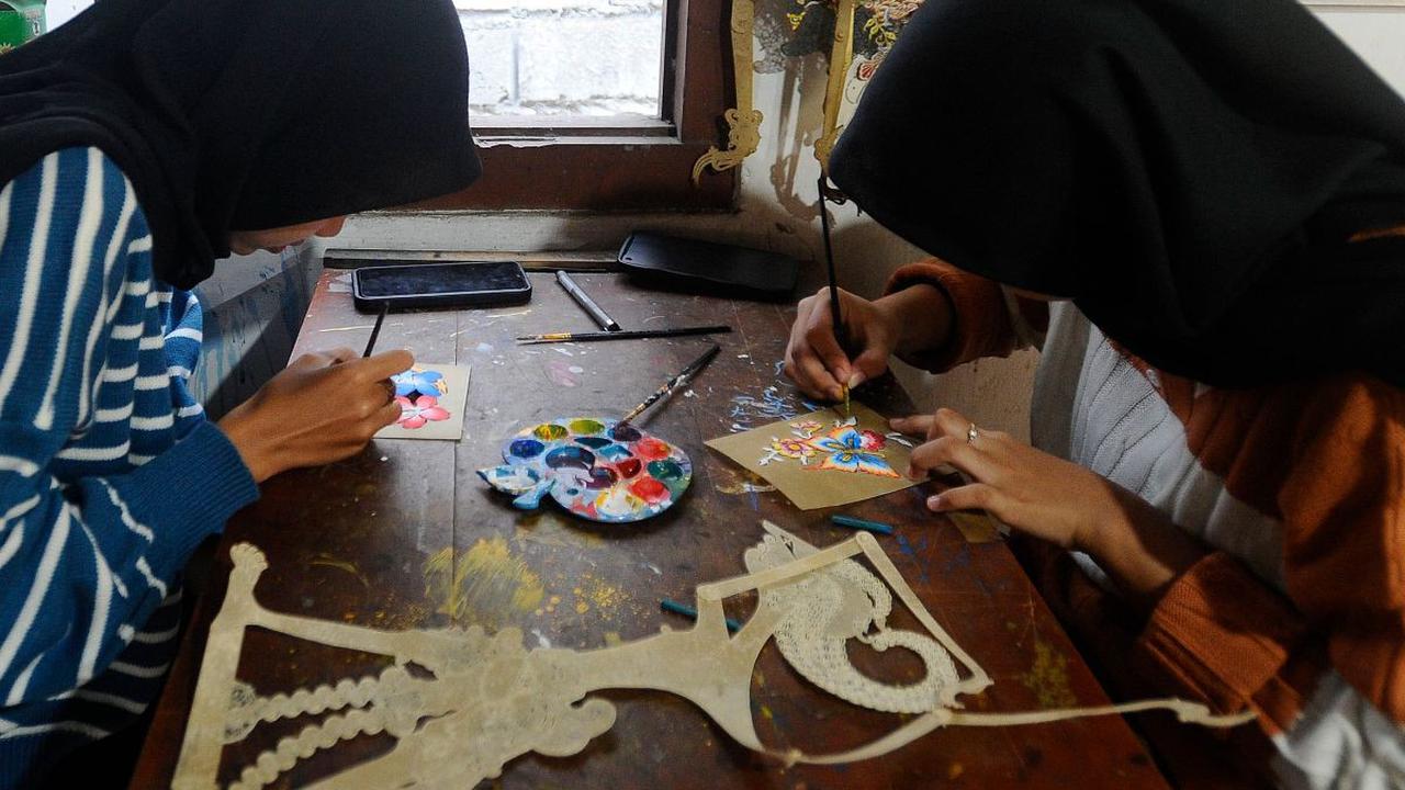 Selain diajarkan cara mengukir kulit, para mahasiswa juga mendapat pengajaran teknik pewarnaan yang baik dan benar pada wayang kulit yang sudah melalui proses pengukiran.<br>