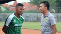 Sugiantoro dan Presiden Klub Persebaya, Azrul Ananda (kiri). (Bola.com/Aditya Wany)