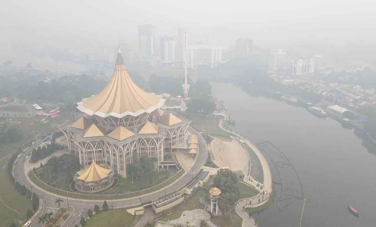 Asap Kebakaran Hutan Indonesia Menyelimuti Kota Kuching
