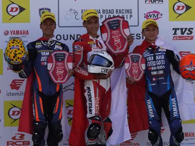 Race 1 kelas Asia Production 250 (AP250) pada ajang Asia Road Racing Championship (ARRC) 2023 di Sirkuit Mandalika, Lombok, Sabtu (12/8/2023) dikuasai para pembalap tanah air. Tiga posisi akhir yang berhak naik podium kesemuanya diisi oleh tiga local pride. Juara direbut oleh pembalap Astra Honda Racing Team (AHRT), Herjun Atna Firdaus, sementara posisi kedua dan ketiga drebut oleh dua pembalap Yamaha Racing Indonesia, Aldi Satya Mahendra dan Wahyu Nugroho. Bahkan peringkat keempat pun masih diisi pembalap asal Indonesia dari tim AHRT yang juga sebagai pimpinan klasemen sementara, Rheza Danica Ahrens. (Dok. AHRT)