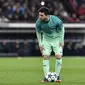 Penyerang Barcelona, Lionel Messi berkonsentrasi sebelum melakukan tendangan bebas pada laga kontra Paris Saint-Germain (PSG), Rabu (15/2/2017) dini hari. Barcelona takluk 0-4 dari PSG di Stadion Parc des Princes.  (AFP/Philippe Lopez)