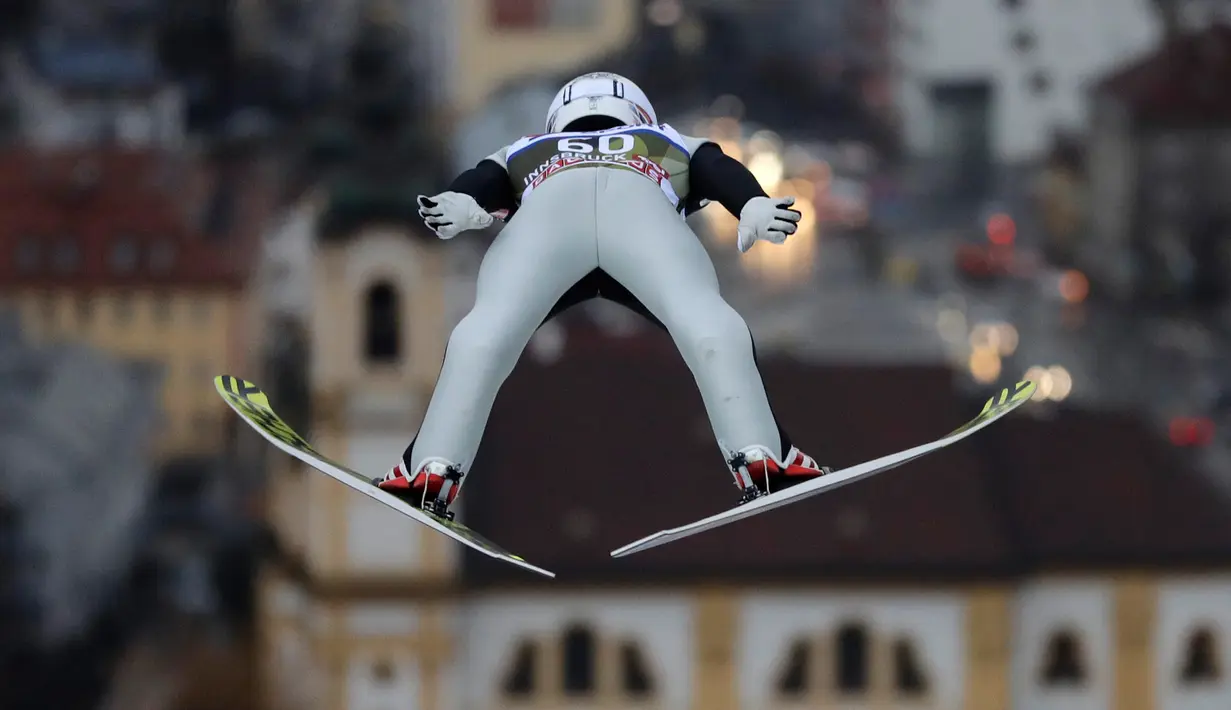 Pemain ski Norwegia, Anders Fannemel melayang di udara pada putaran percobaan turnamen Four Hills Ski Jumping ke-65 di Innsbruck, Austria, Rabu (3/1). Turnamen ski bergengsi itu akan berakhir di Bischofshofen pada 6 Januari2018. (AP/Matthias Schrader)