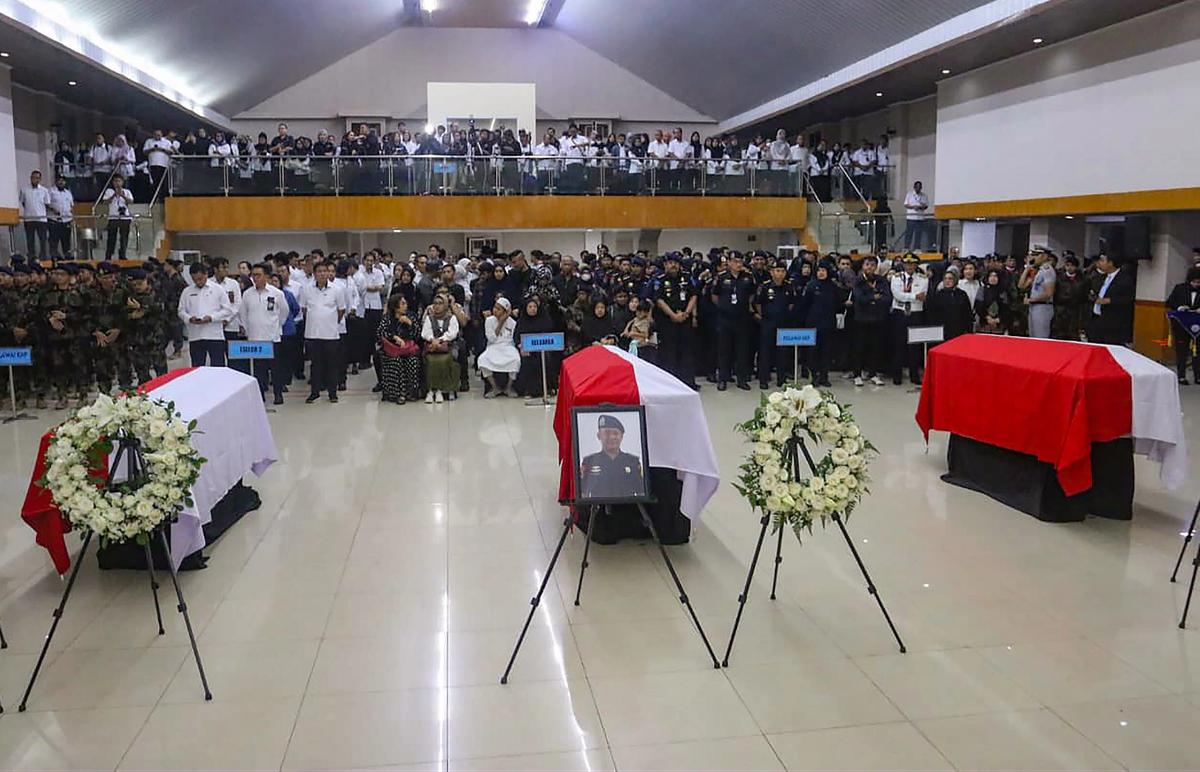 FOTO: Menteri KKP Pingsan saat Upacara Pelepasan Korban Kecelakaan ATR 42-500