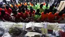 Aparat kepolisian mengungkap hasil operasi pemberantasan premanisme di Mapolda Metro Jaya, Jakarta, Selasa (3/2/2015). Ratusan tersangka beserta barang bukti diamankan dalam operasi preman tersebut. (Liputan6.com/JohanTallo)