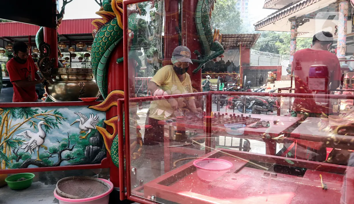 Warga keturunan Tionghoa melakukan ritual bersih-bersih di Vihara Amurva Bhumi, Jakarta, Sabtu (14/1/2022). Tradisi ini rutin dilakukan jelang perayaan Tahun Baru Imlek. (Liputan6.com/Johan Tallo)
