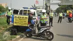 Direktorat Lalu Lintas Polda Metro Jaya merazia sejumlah kendaraan dalam rangka Operasi Patuh Jaya di Jalan Raya Pesing, Jakarta, Rabu (18/5). Razia untuk mengantisipasi sepeda motor yang melawan arus dan masuk jalur flyover. (Liputan6.com/Gempur M Surya)