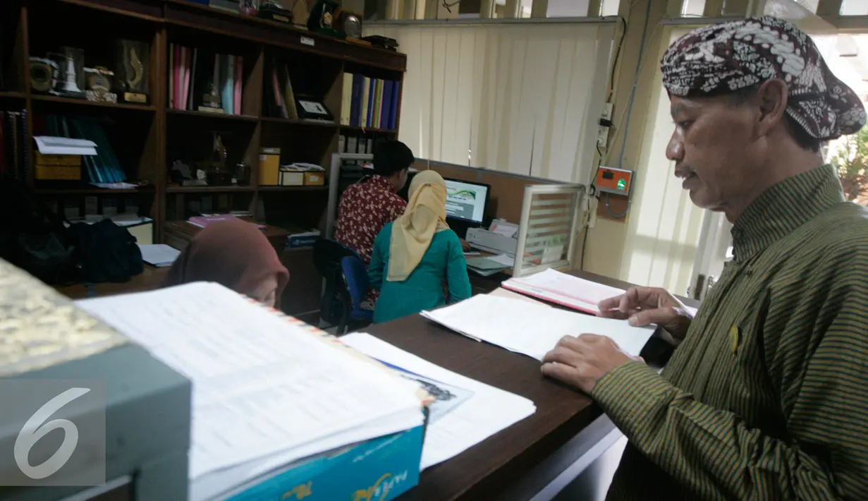 Sejumlah anggota PNS ruang lingkup DPRD, DIY, mengenakan busana tradisional, (31/8). Pemakaian busana tradisional untuk memperingati HUT keistimewaan Yogyakarta ke 4. (Liputan6.com/Boy Harjanto)
