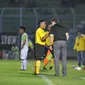 Wasit memperingatkan Pieter Huistra (LIputan6.com/Rana Adwa)