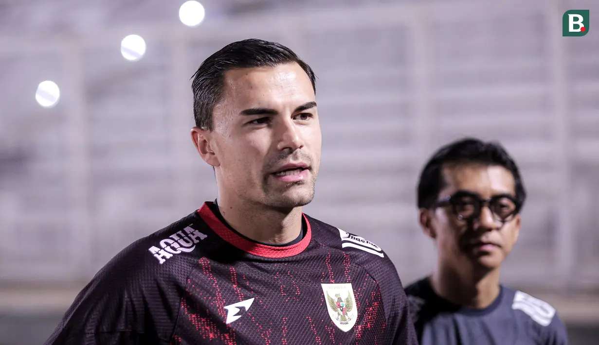 <p>Kiper Timnas Indonesia, Emil Audero memberikan keterangan di depan media saat latihan menjelang laga Putaran Ketiga Kualifikasi Piala Dunia 2026 melawan China yang berlangsung di Stadion Madya, Kompleks Stadion Utama Gelora Bung Karno (SUGBK), Senayan, Jakarta, Senin (02/06/2025). (Bola.com/Bagaskara Lazuardi)</p>