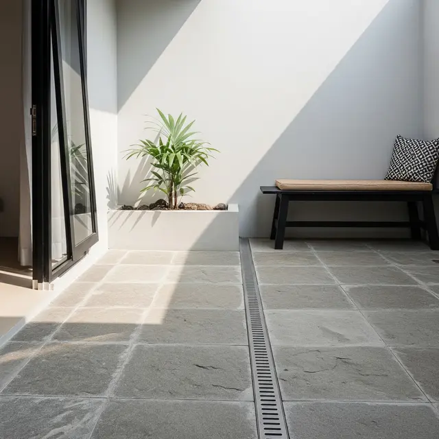9 Desain Teras dengan Drainase Tersembunyi dan Batu Alam, Estetik Bebas Genangan