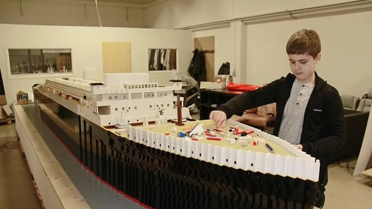Replika kapal Titanic dari Lego
