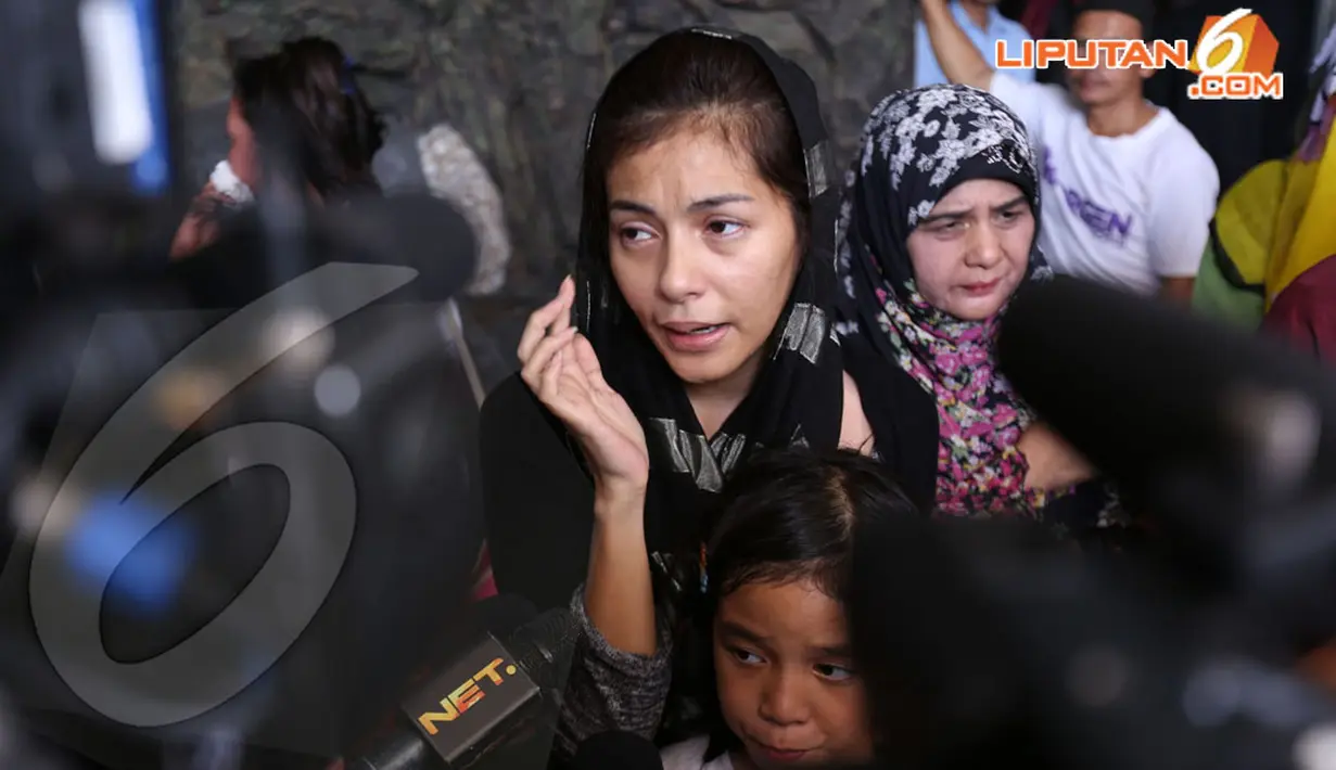 Meisya menjelaskan Ibunya meninggal usia 65 tahun, Selasa (22/4/2014) sekitar pukul 08.15 WIB di RS Cikini. Almarhumah meninggal dunia karena penyempitan jantung, Selasa (22/4/2014) (Liputan6.com/Johan Tallo).