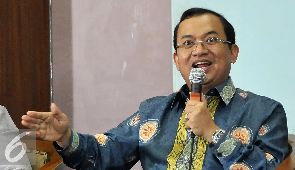 Waketum Partai Golkar hasil Munas Riau, Priyo Budi Santoso  memberikan keterangan saat Diskusi di Gedung Nusantara III DPR, Jakarta, Kamis (25/2). Diskusi ini mengangkat tema "Lika Liku Menuju Beringin 1". (Liputan6.com/Johan Tallo)