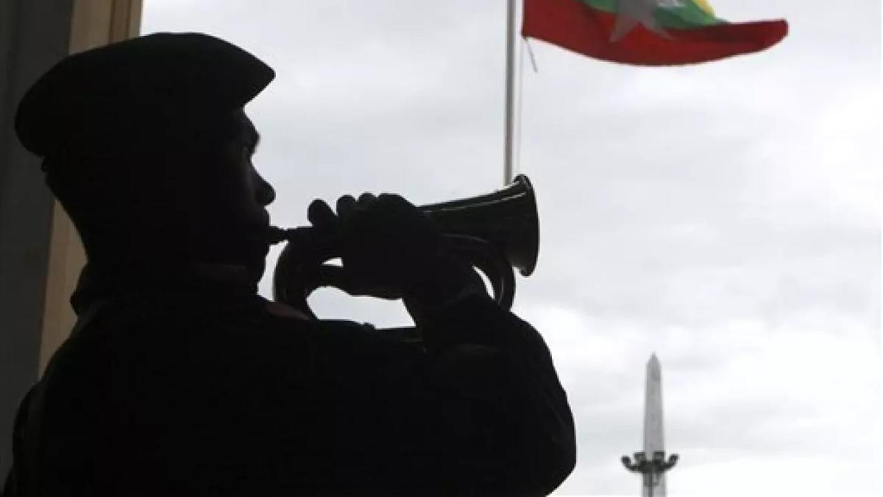 21 Oktober 2010: Myanmar Mengganti Bendera Nasional