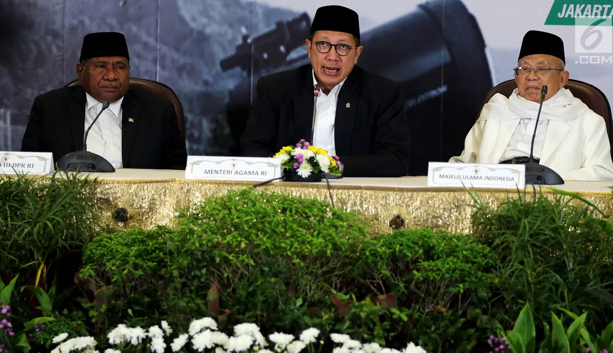 Menteri Agama Lukman Hakim didampingi Ketua MUI Maruf Amin dan Ketua Komisi VIII DPR Ali Taher memberikan keterangan hasil sidang isbat di Jakarta,  Kamis (14/6). Pemerintah memutuskan Idul Fitri 1439 H jatuh pada 15 Juni 2018. (Liputan6.com/Johan Tallo)
