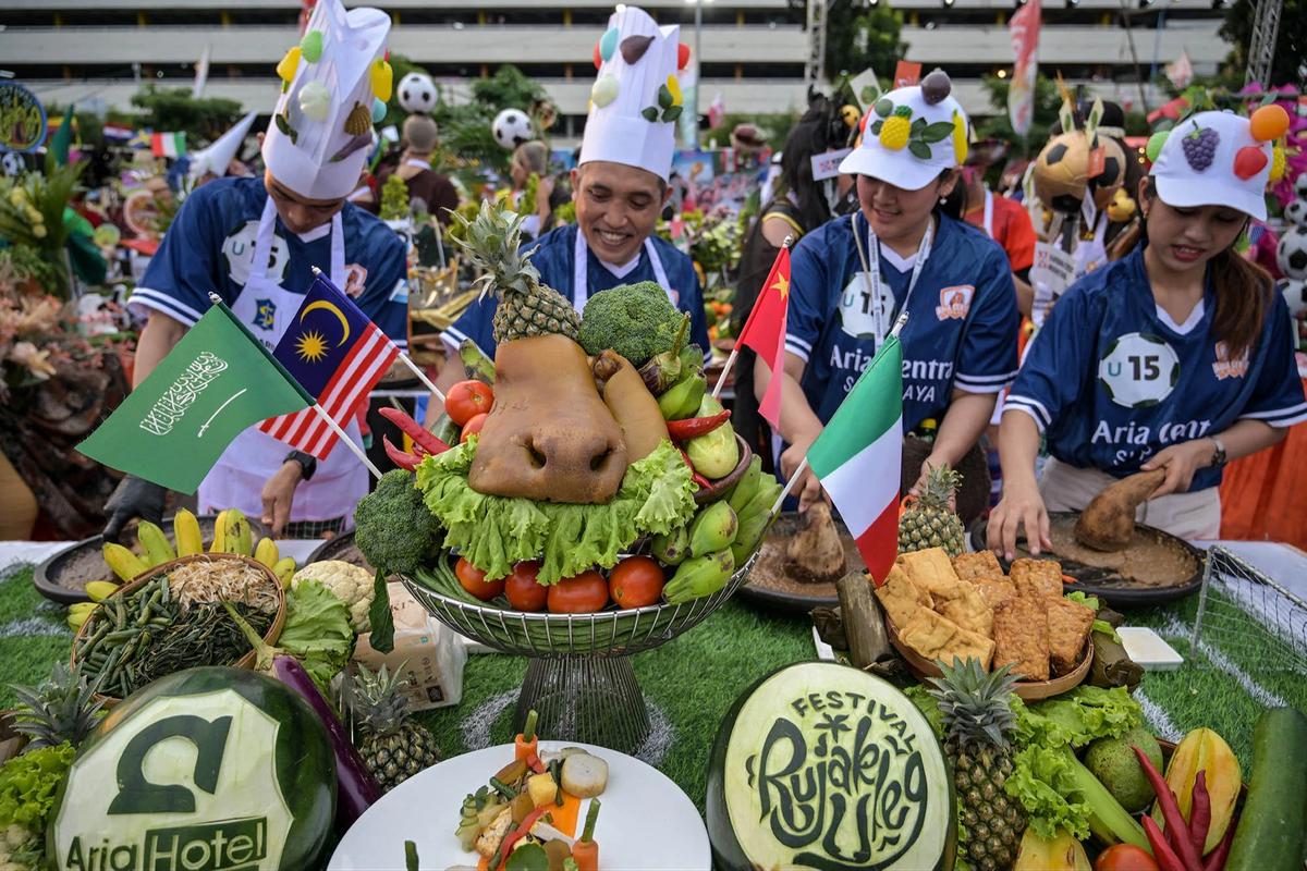 FOTO: Warna Warni Rujak Phoria Meriahkan HUT Ke-733 Surabaya