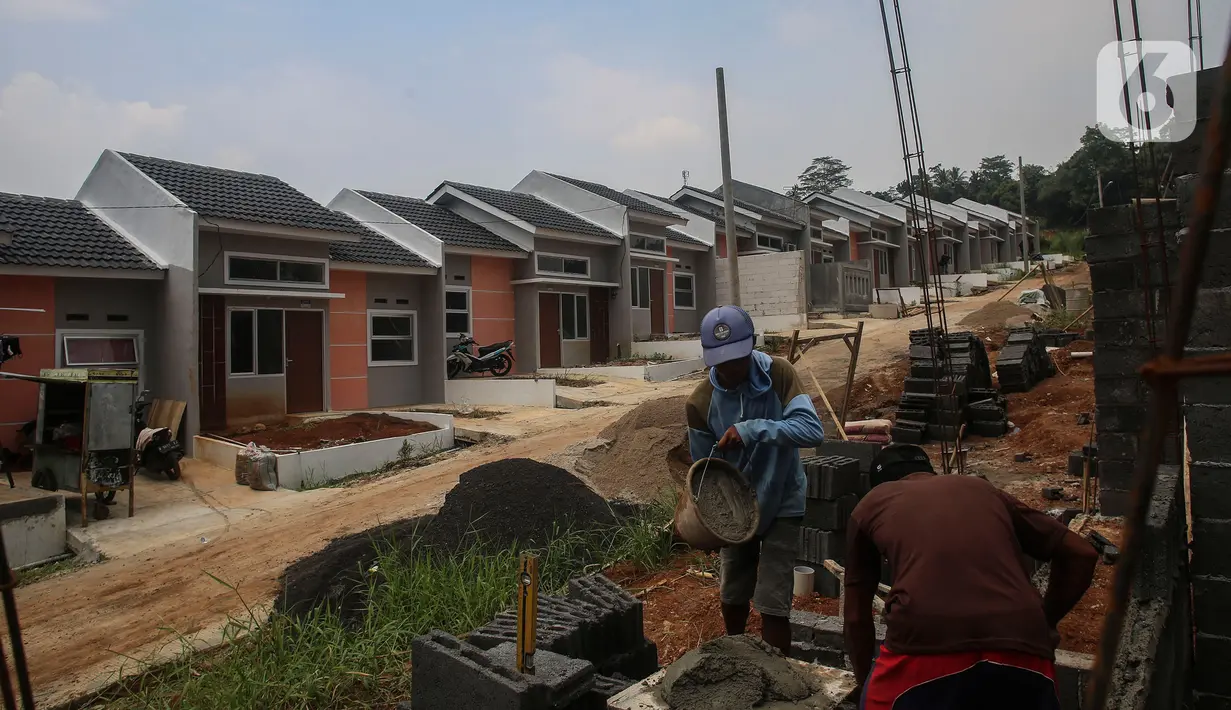 Aktivitas pekerja rumah subsidi di Ciseeng, Kabupaten Bogor, Jawa Barat, Rabu (16/2/2022). PT BTN (Persero) TBK terus berupaya memenuhi kebutuhan hunian layak terutama bagi masyarakat berpenghasilan rendah guna mempercepat sektor perumahan mendukung ekonomi berkelanjutan. (Liputan6.com/Johan Tallo)