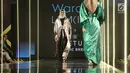 Model membawakan busana rancangan Wardah LUM (INA) x ETU saat Jakarta Modest Fashion Week di Gandaria City, Jakarta, Minggu (29/7). ETU mengangkat dengan tema 'Poetic Breeze'. (Liputan6.com/Herman Zakharia)