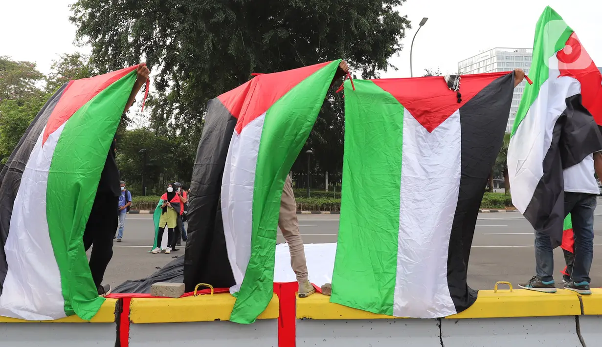 Aliansi Mahasiswa Islam Jakarta Solidaritas Untuk Palestina, melakukan unjuk rasa di depan Kedutaan Amerika, Jakarta, Rabu (12/5/2021). Mereka mendesak AS menghentikan kekerasan Israel terhadap warga Palestina, terkait serangan ke warga sipil di Kompleks Masjid Al Aqsa (Liputan6.com/Herman Zakharia)
