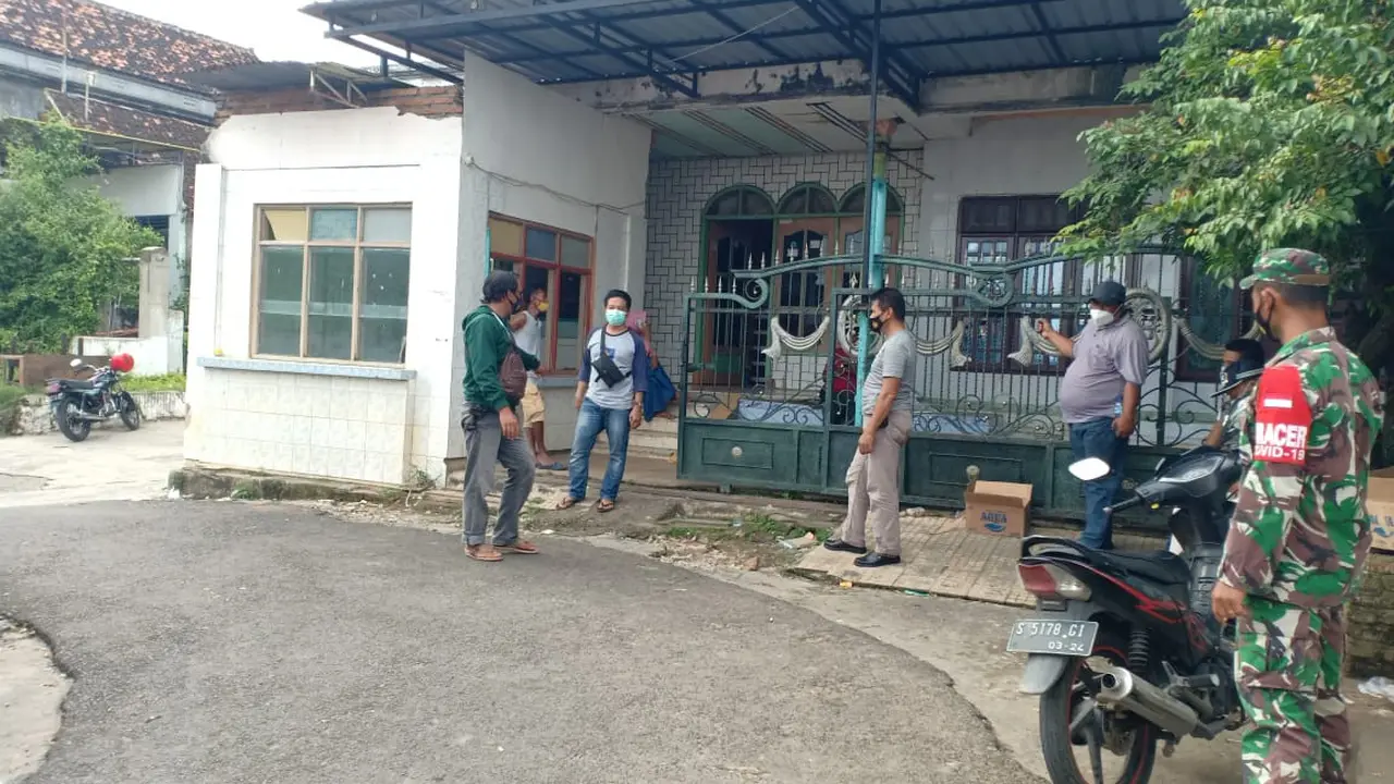 Rumah terduga teroris di Tuban digeledah. (Ahmad Adirin/Liputan6.com)