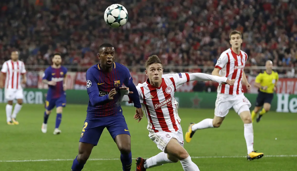 Bek Barcelona, Nelson Semedo, berebut bola dengan bek Olympiakos, Leonardo Koutris, pada laga Liga Champions di Stadion Karaiskakis, Selasa (31/10/2017). Barcelona bermain imbang 0-0 dengan Olympiakos. (AP/Thanassis Stavrakis)