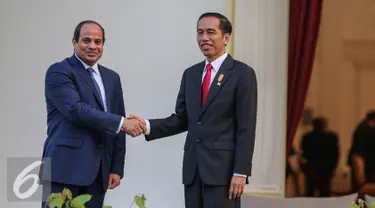 Presiden Joko Widodo berjabat tangan dengan Presiden Republik Arab Mesir Abdel Fattah Al Sisi di halaman belakang Istana MerdekaJakarta, Jumat (4/9/2015). Kunjungan tersebut terkait kerjasama birateral Indonesia dengan Mesir. (Liputan6.com/Faizal Fanani)