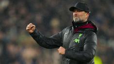 Pelatih Liverpool, Jurgen Klopp merayakan kemenangan timnya atas Newcastle United pada laga lanjutan Liga Inggris 2023/2024 di Anfield, Liverpool, Inggris, Selasa (02/01/2024) dini hari WIB. (AP Photo/Jon Super)