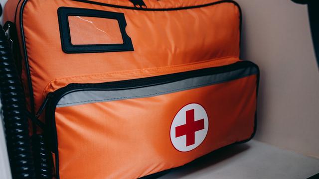 Ilustrasi emergency kit, first aid kit, tas siaga bencana
