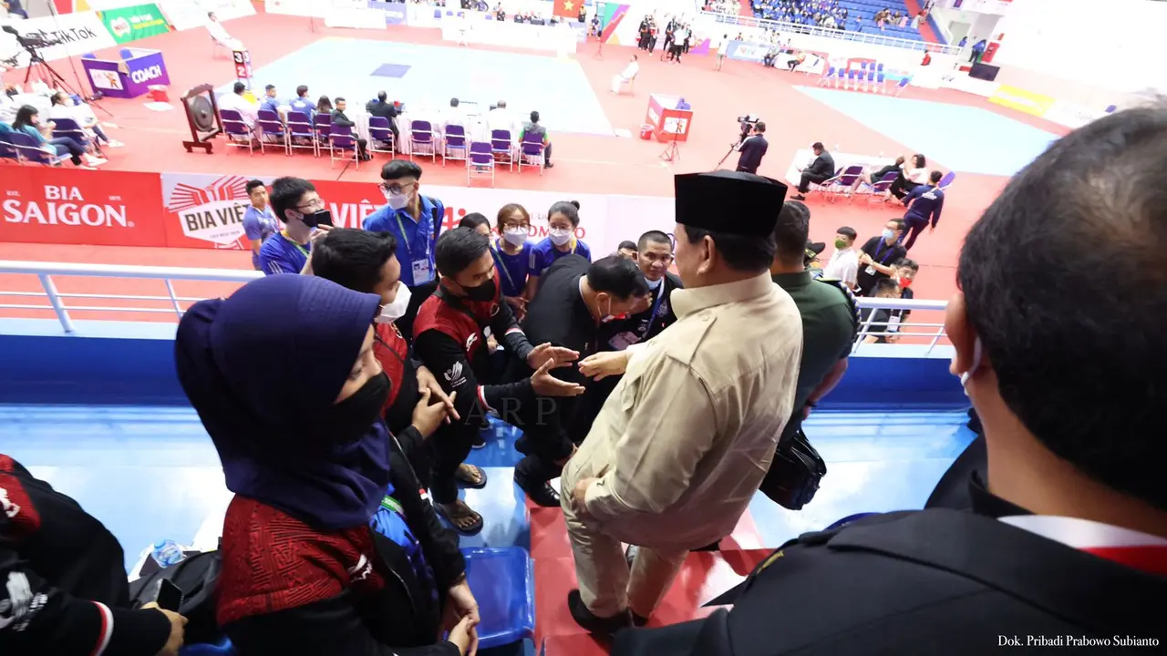 Prabowo Subianto menyaksikan pertandingan pencak silat dalam perhelatan SEA Games 2021 yang diadakan di Hanoi, Vietnam, Sabtu 14 Mei 2022. (Dokumentasi Pribadi Prabowo Subianto)