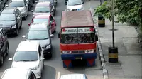 Metromini di jalanan ibu kota (Liputan6.com/Balgoraszky Arsitide Marbun)