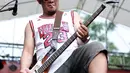 Tak mau kalah dengan musik-musik 'lembut', Trisno, basis Pas Band tampilkan totalitas dalam aksi panggungnya. (Deki Prayoga/Bintang.com)