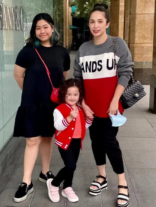 "Cuma paling kalau dia lagi pakai baju itu lagi, ngeledekin dia saja. Karena dia juga, 'Baju aku belum ada yang muat.' Enggak masalah," pungkas Andhika Pratama. (Instagram/ussypratama)