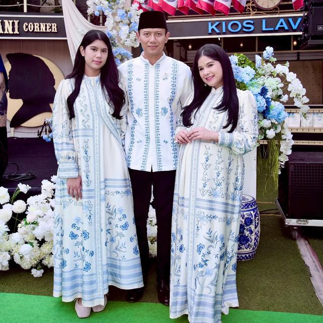 4. Gamis Motif Batik Floral Biru Putih