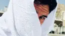Lihat bagaimana Reza Rahadian menutupi seluruh kepalanya dengan kain handuk putih, menyisakan satu mata yang mengintip misterius. [Foto: Instagram/officialpilarez]