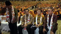 Ketua DPR Setya Novanto bersama Ketua MPR Zulkifli Hasan, Anggota DPR Mahyudin serta Wakil Ketua DPD Fahrouk Muhammad menghadiri pengukuhan pengurus Dewan Pimpinan Pusat (DPP) Partai Hanura 2016-2020 di SICC, Bogor, Rabu (22/2). (Liputan6.com/Johan Tallo)