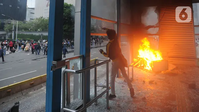 FOTO: Aksi Anarkis Massa Membakar Halte Transjakarta di Thamrin