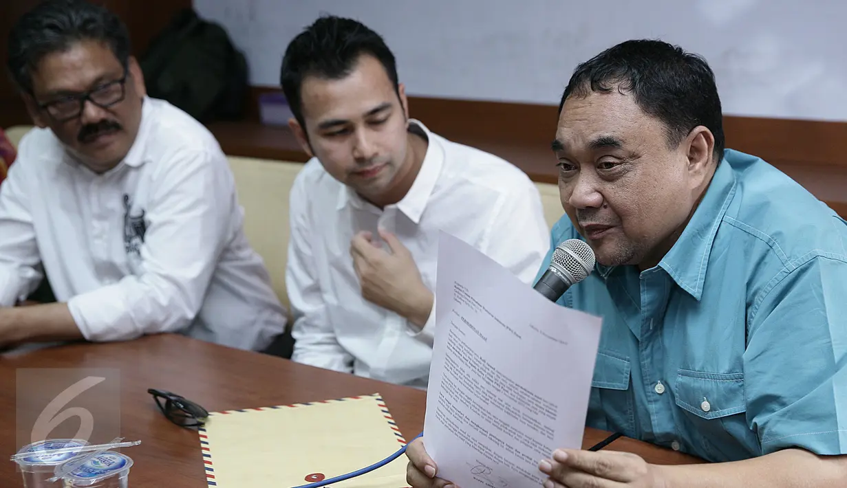 Raffi Ahmad (tengah) saat mendengarkan keterangan pers dari perwakilan PWI di Gedung Dewan Pers, Jakarta, (4/11/2015). Sebelumnya Raffi telah meminta maaf secara live dalam sebuah program acara. (Liputan6.com/Herman Zakaria)