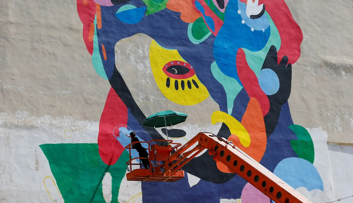 Aksi Tarsila Schubert saat membuat mural di Museum Seni Terbuka, Kota Amman, Yordania, Kamis (29/9). (REUTERS/Muhammad Hamed)