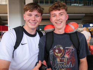 Skuad Timnas Selandia Baru U-17 tiba di Indonesia dan mendarat di Terminal 3 Bandara Soekarno Hatta, Tangerang, Banten menjelang Piala Dunia U-17 2023 pada Jumat (03/11/2023) sore WIB. Dipimpin pelatih Martin Bullock, rombongan pemain dan ofisial Timnas Selandia Baru U-17 tampak berpakaian santai saat menjejakkan kaki di Indonesia. Luke Supyk dkk kebanyakan hanya mengenakan kaos dan celana panjang, bahkan ada yang bercelana pendek. Selandia Baru yang tergabung di Grup F bersama Meksiko, Jerman dan Venezuela akan memainkan tiga laga di fase grup di Stadion Si Jalak Harupat, Bandung, dan akan menghadapi Venezuela di laga pertama pada 12 November 2023. (Bola.com/Bagaskara Lazuardi)