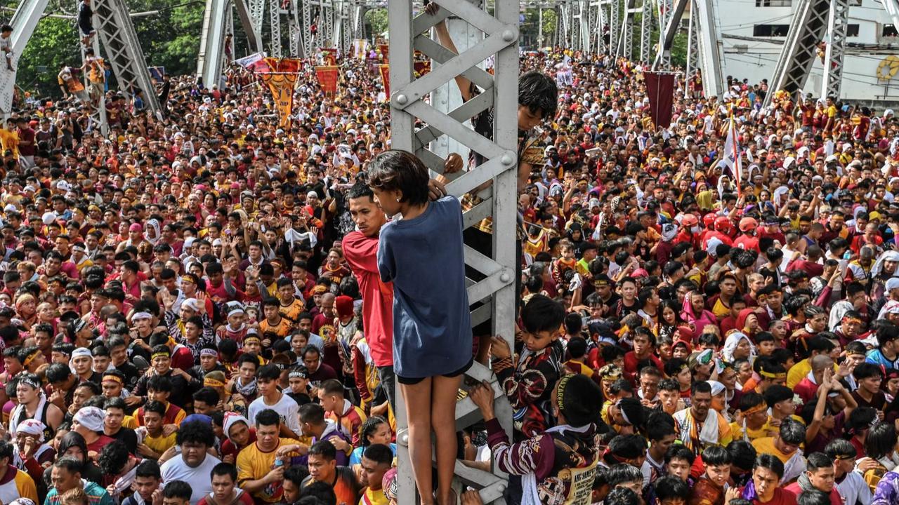 Lautan umat Katolik arak patung Yesus saat parade Black Nazarene di Filipina