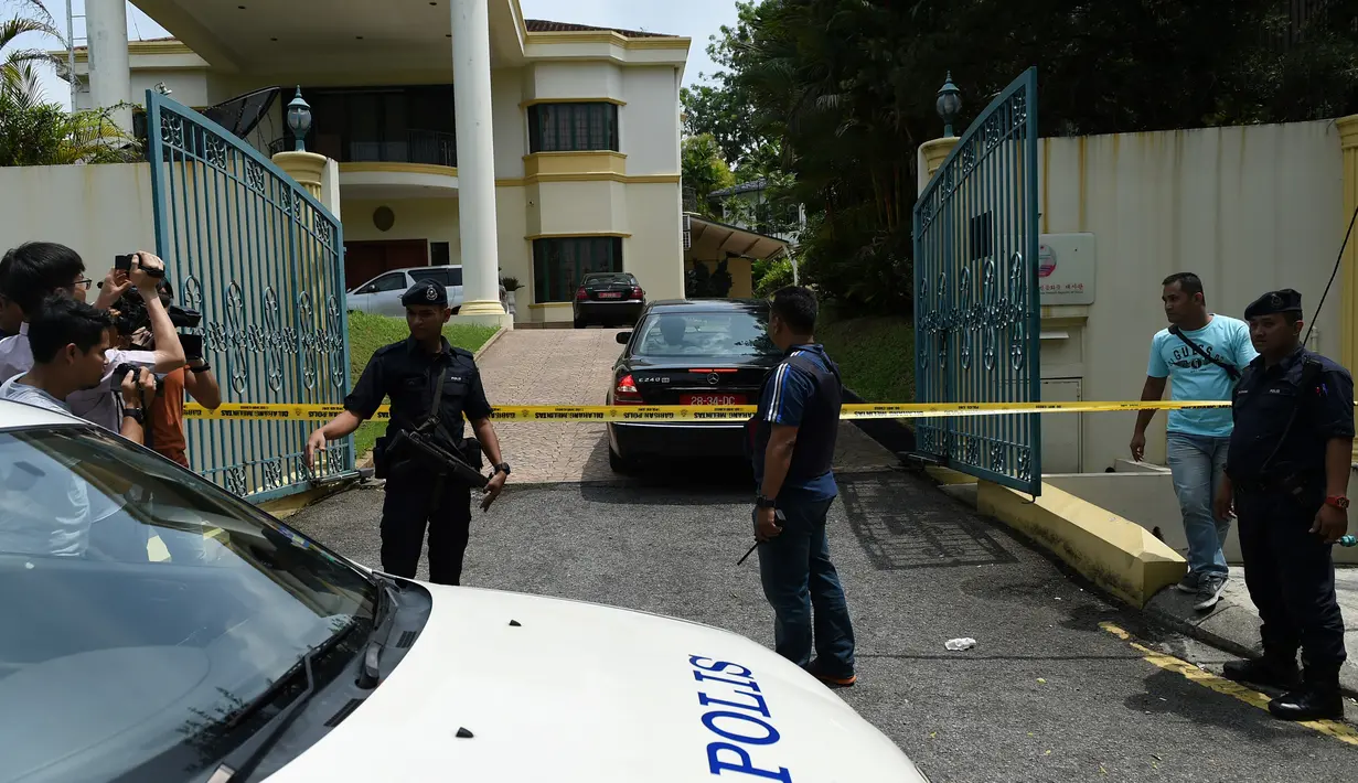 Polisi Malaysia mengepung dan menutup kantor Kedutaan Besar (Kedubes) Korea Utara di Kuala Lumpur, Selasa (7/3). Otoritas Malaysia telah menyegel Kedubes Korut menyusul pelarangan staff Korea Utara untuk meninggalkan Negeri Jiran. (MOHD RASFAN/AFP)