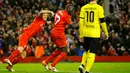 Bek Liverpool, Mamadou Sakho (kedua kiri) melakukan selebrasi usai mencetak gol kegawang Borussia Dortmund di leg kedua Liga Europa di stadion Anfield, Inggris, (15/4). Liverpool menang dramatis atas Dortmund dengan skor 4-3. (Reuters/Darren Staples)