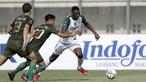 Striker Persebaya, Amido Balde, menggiring bola saat menghadapi Tira Persikabo pada laga Piala Presiden 2019 di Stadion Si Jalakl Harupat, Soreang, Bandung, Selasa (12/3). Persebaya bermain imbang 0-0  atas Tira Persikabo. (Bola.com/Yoppy Renato)