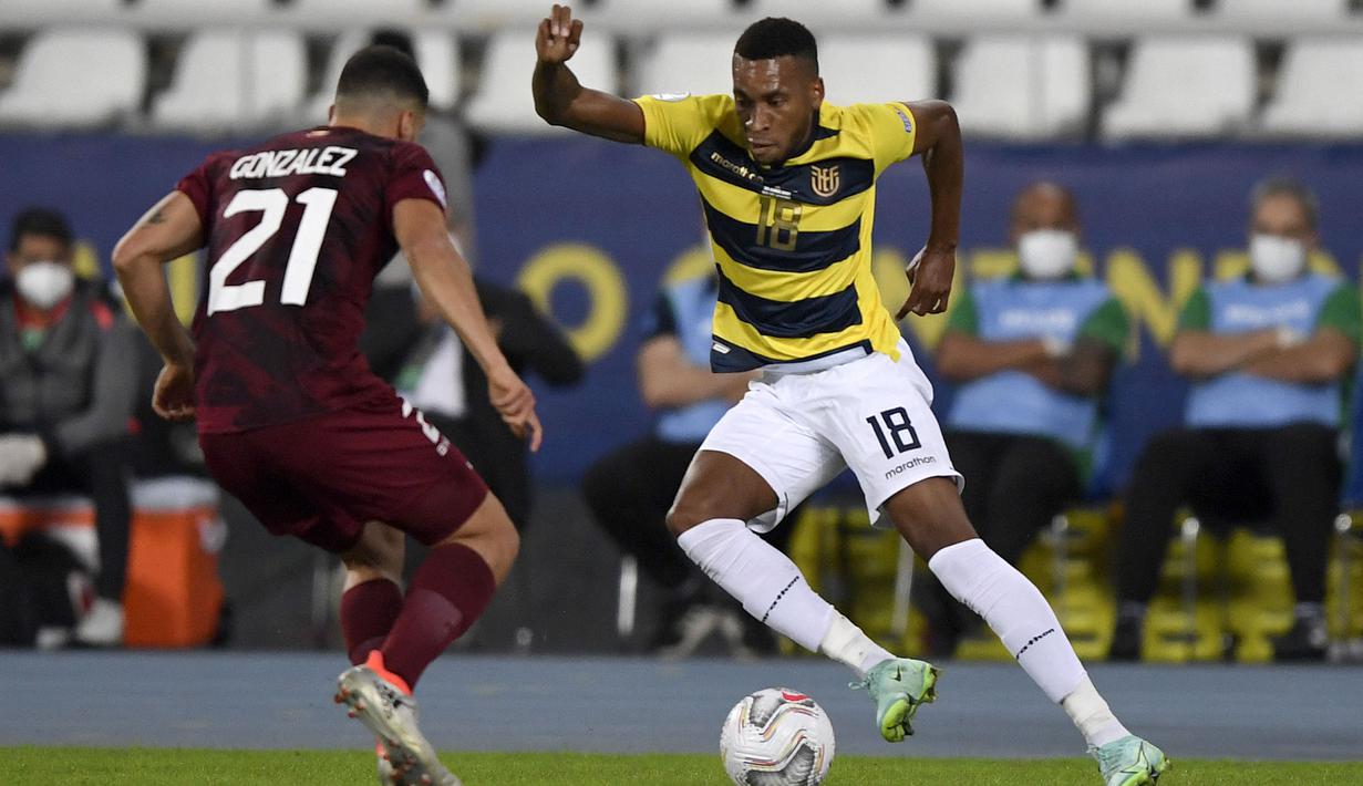 Ayrton Preciado menjadi pemain yang mencuri perhatian pada Copa America 2021 saat ini. Walaupun Ekuador hanya dapat mengoleksi dua poin dari  tiga pertandingan, namun Prediciado telah tampil apik dengan mengoleksi dua gol untuk Timnasnya. (Foto: AFP/Pool/Mauro Pimentel)