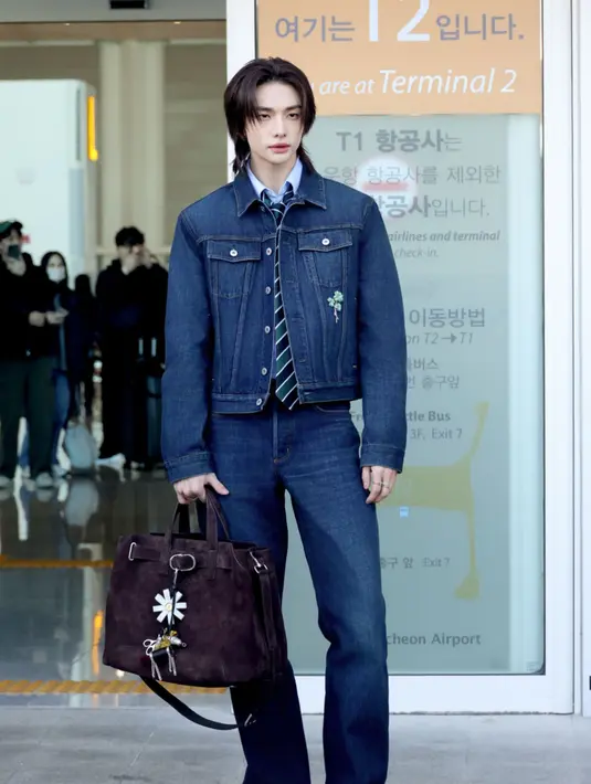 Hyunjin pun tampil dengan look formal casual dengan denim on denim mengenakan jaket dan celana denim panjang biru tuanya. Dihiasi dengan bros daun clover. [Dok. Dior]