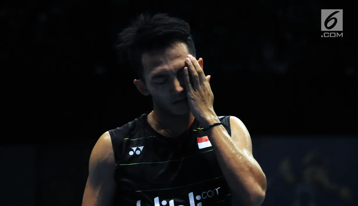 Pebulutangkis Indonesia,  Ihsan Maulana Mustofa mengusap wajah saat berlaga melawan pemain Hongkong, Wei Nan di kualifikasi Indonesia Open 2017 di Jakarta Convention Centre, Senin (12/6). Ihsan kalah 21-15, 18-21. 13-21. (Liputan6.com/Helmi Fithriansyah)