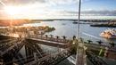 Sejumlah orang melakukan gerakan yoga untuk pertama kalinya di atas jembatan Sydney Harbour, Australia (21/6). Sejumlah negara di dunia sedang merayakan Hari Yoga Dunia yang jatuh pada tanggal 21 Juni. (Sydney BridgeClimb /REUTERS)