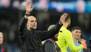 Pelatih Manchester City, Pep Guardiola, meninggalkan lapangan usai pertandingan&nbsp;Liga Inggris melawan&nbsp;Liverpool di Etihad Stadium, Inggris, Minggu (9/11/2025) malam WIB. (AP Photo/Jon Super)
